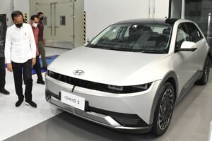 jokowi-resmi-luncurkan-mobil-listrik-pertama-made-in-indonesia-2