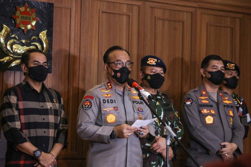 kadiv-humas-polri-irjen-pol-dedi-prasetyo-kedua-kiri_220811205732-963