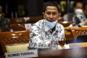 ketua-komisi-yudisial-ky-mukti-fajar-nur-dewata-mendengarkan_210125134225-433