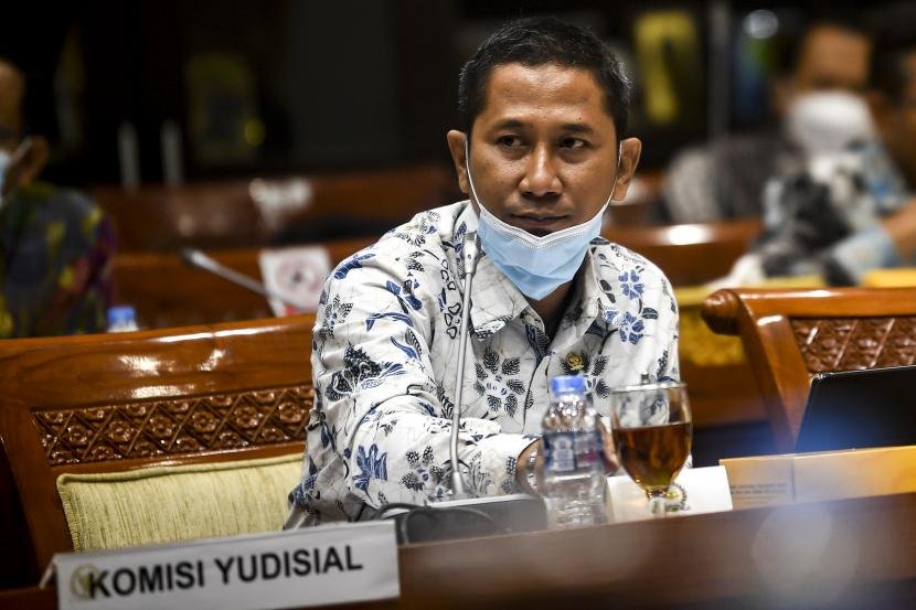 ketua-komisi-yudisial-ky-mukti-fajar-nur-dewata-mendengarkan_210125134225-433