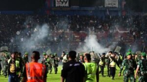 Aremania-ricuh-di-Stadion-Kanjuruhan-buntut-kalah-Arema-FC-atas-Persebaya-Surabaya-2-3