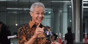 ganjar_nunjuk_kamera