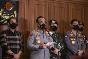 kadiv-humas-polri-irjen-pol-dedi-prasetyo-kedua-kiri_220811205732-963