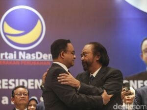 momen-surya-paloh-peluk-erat-calon-presiden-anies-baswedan_43