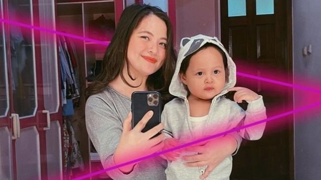asya-kamila-dan-sang-anak-arrasya-instagramattasyakamila