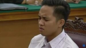 ekspresi-bharada-richard-eliezer-usai-dituntut-12-tahun-penjara_169-1
