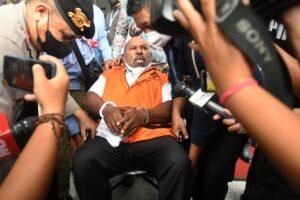 gubernur-papua-nonaktif-lukas-enembe-tengah-berkursi-roda-menuju_230117165902-365