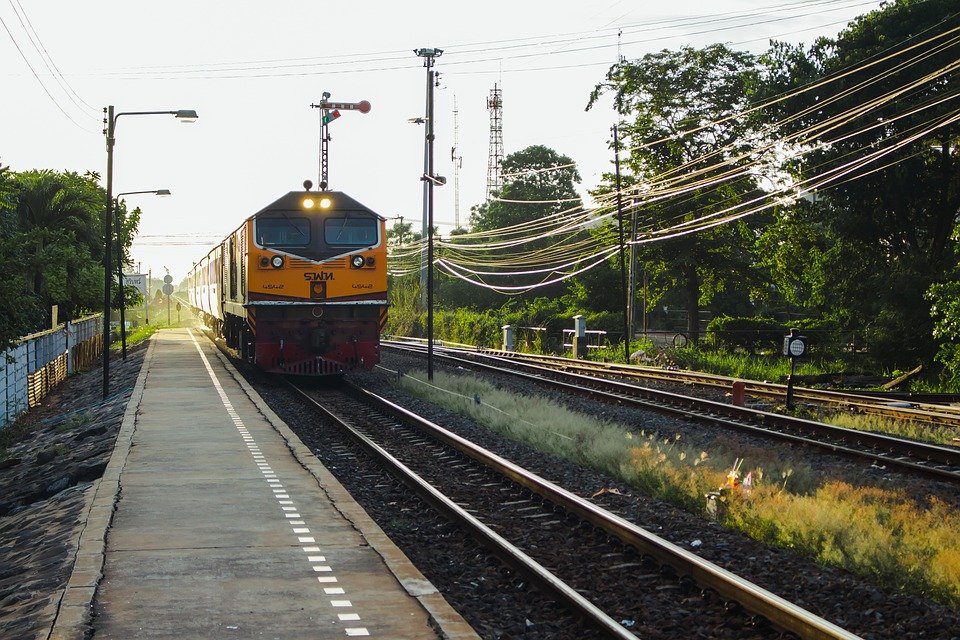 train-2887610_960_720_y5djmt