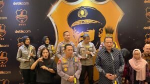 kapolri-jenderal-listyo-sigit-prabowo-di-acara-hoegeng-awards-2023-bersama-chairul-tanjung_169