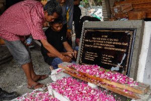 nisan-tambang-emas