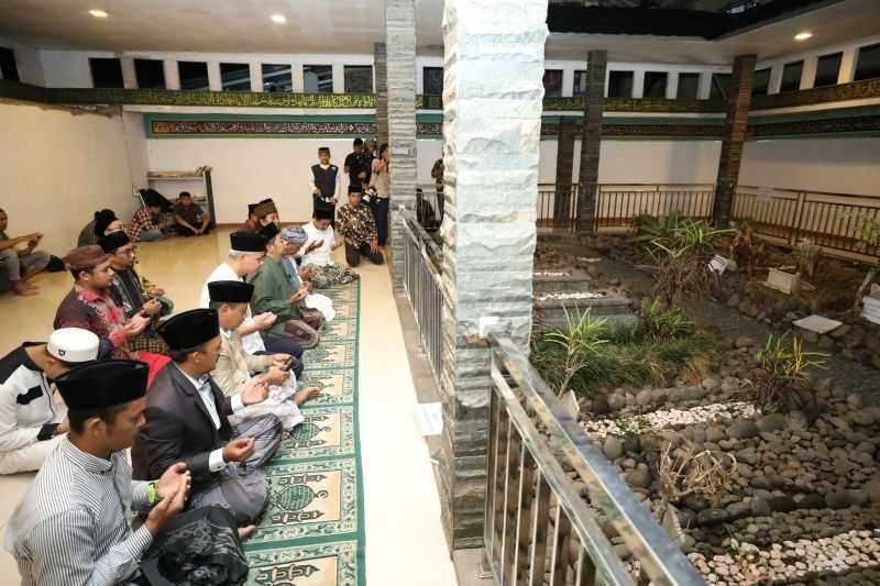 ganjar-ziarahi-makam-pendiri-ponpes-miftahul-huda-231010103658