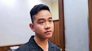 gibran-rakabuming-raka-memberikan-keterangan-kepada-wartawan-di-solo-selasa-2352023_1265_711