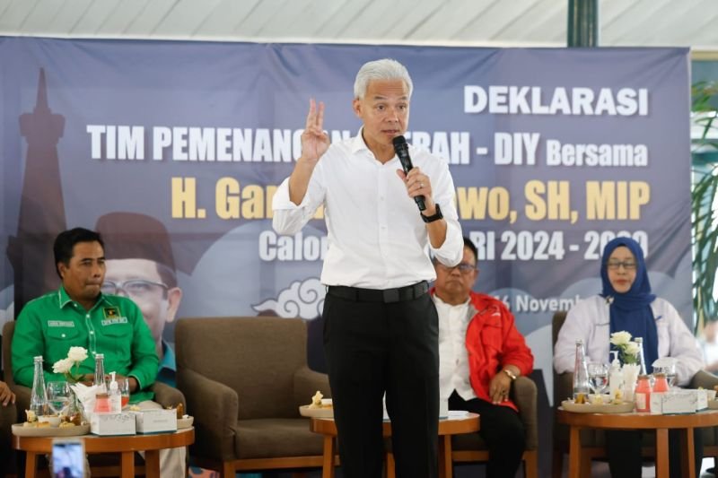 ganjar-presentasi-putih