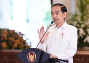 jokowi-pidato-berdiri-kemeja-putih