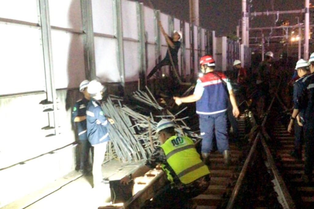 Dampak-Insiden-Konstruksi-Kejaksaan-Agung-MRT-Jakarta-Tutup-Total-Operasional