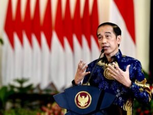 presiden-jokowi-batik-biru-di-podium