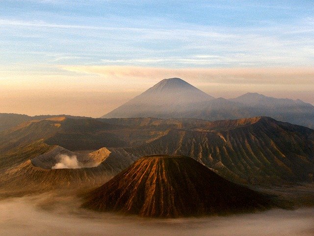 volcano-16912_640