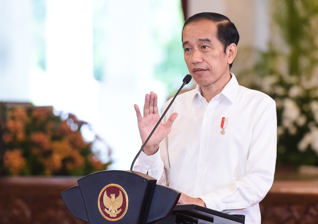 jokowi-pidato-berdiri-kemeja-putih