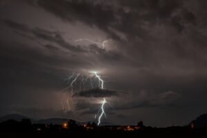 thunderstorm-2691863_1280