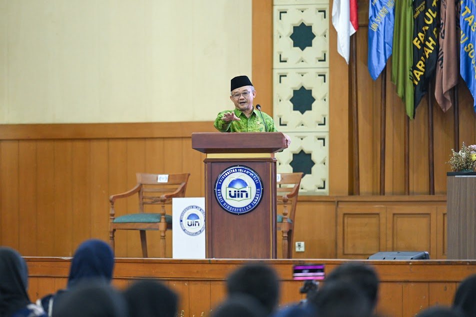 abdul-muti-podium-uin
