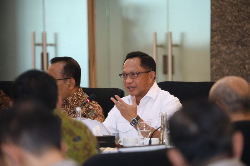 mendagri-kemeja-putih