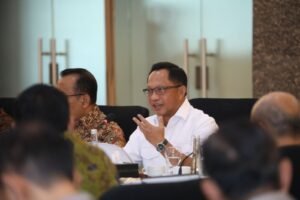 mendagri-kemeja-putih