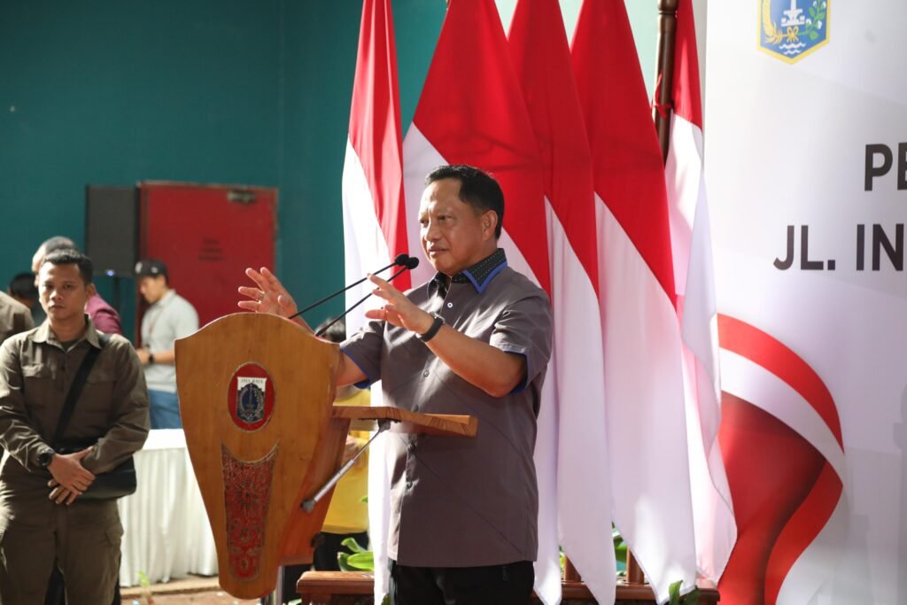 mendagri-podium-bendera-merah-putih