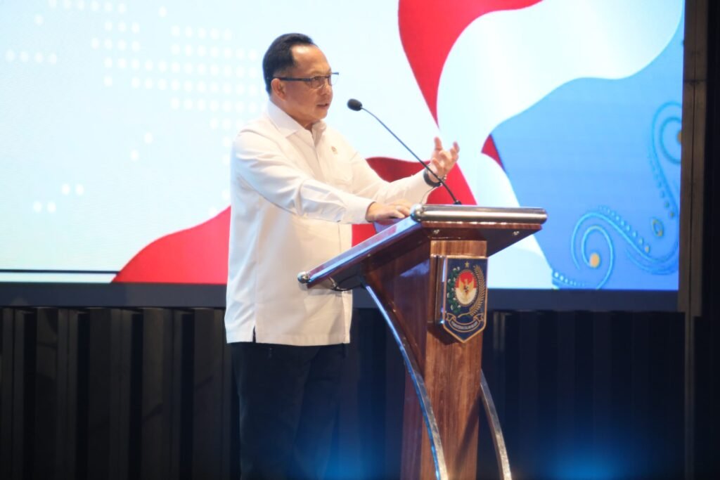 mendagri-podium-kemeja-putih
