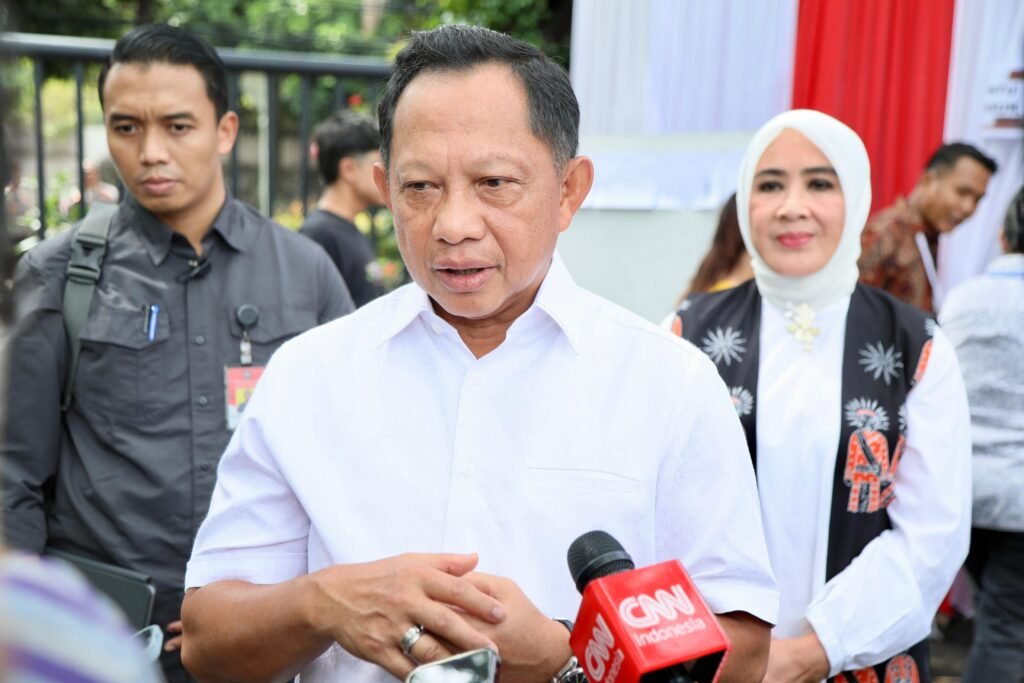 mendagri-tito-kemeja-putih-doorstop
