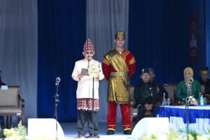 mendikdasmen-baca-pidato-adat-lampung