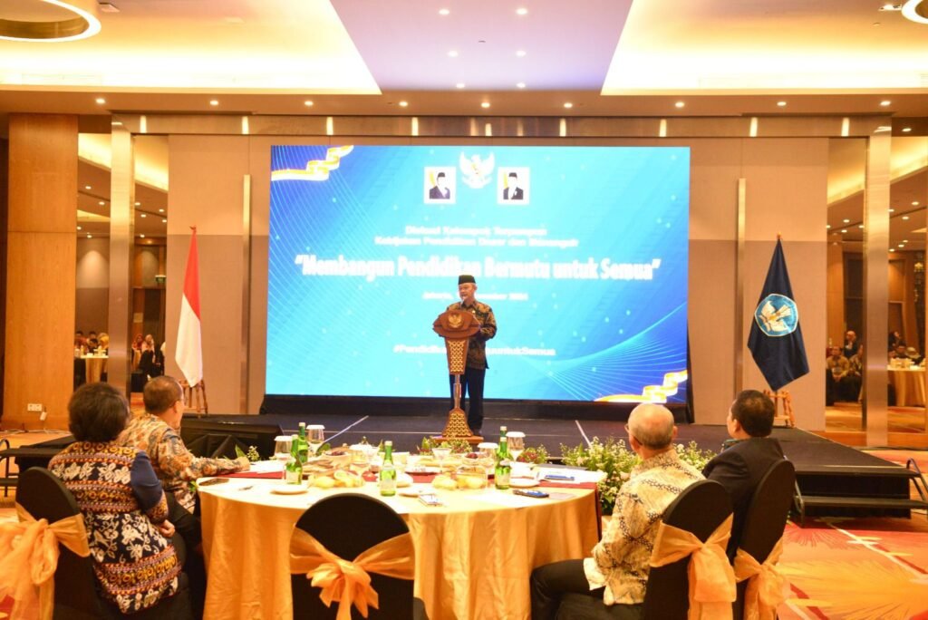 mendikdasmen-podium-kebijakan-pendidikan