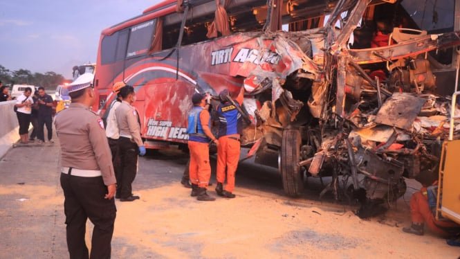 kecelakaan-bus-vs-truk-di-tol-pandaan-malang_malang