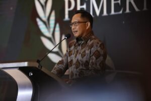 mendagri-pidato-podium-batik-coklat
