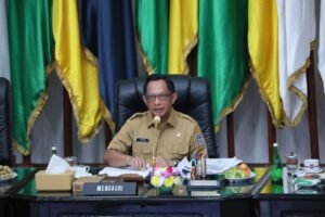 mendagri-tito-duduk-baju-dinas