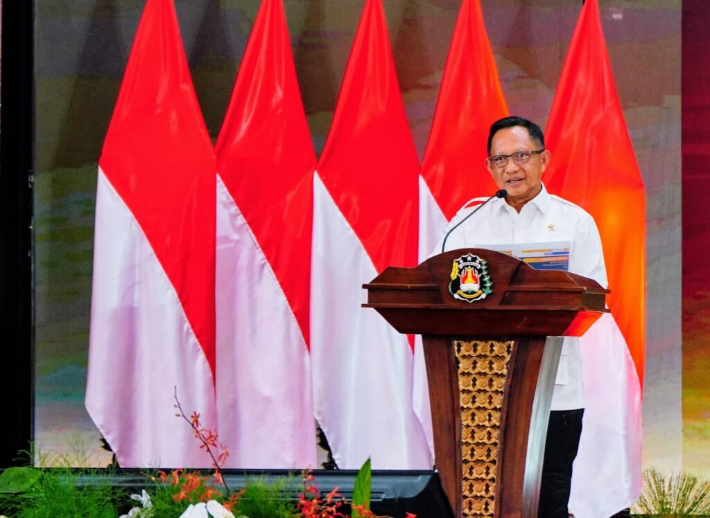 mendagri-tito-merah-putih