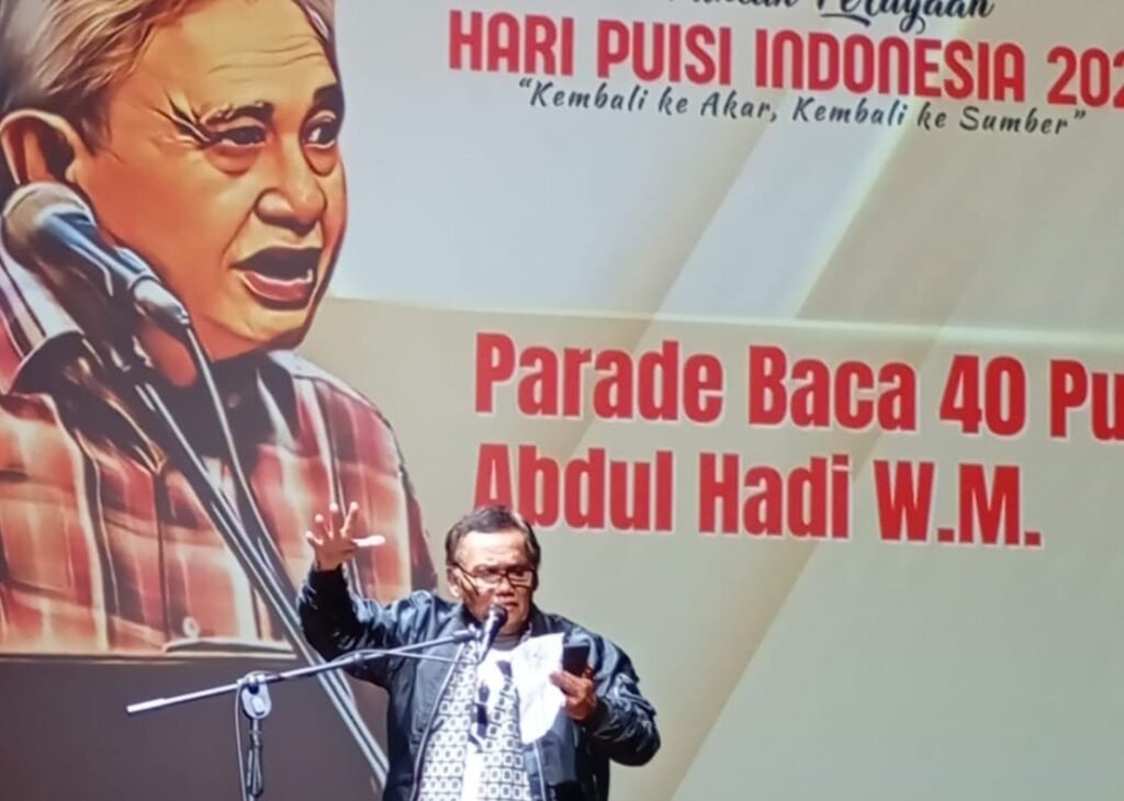 penyair-pulo-lasman-baca-puisi