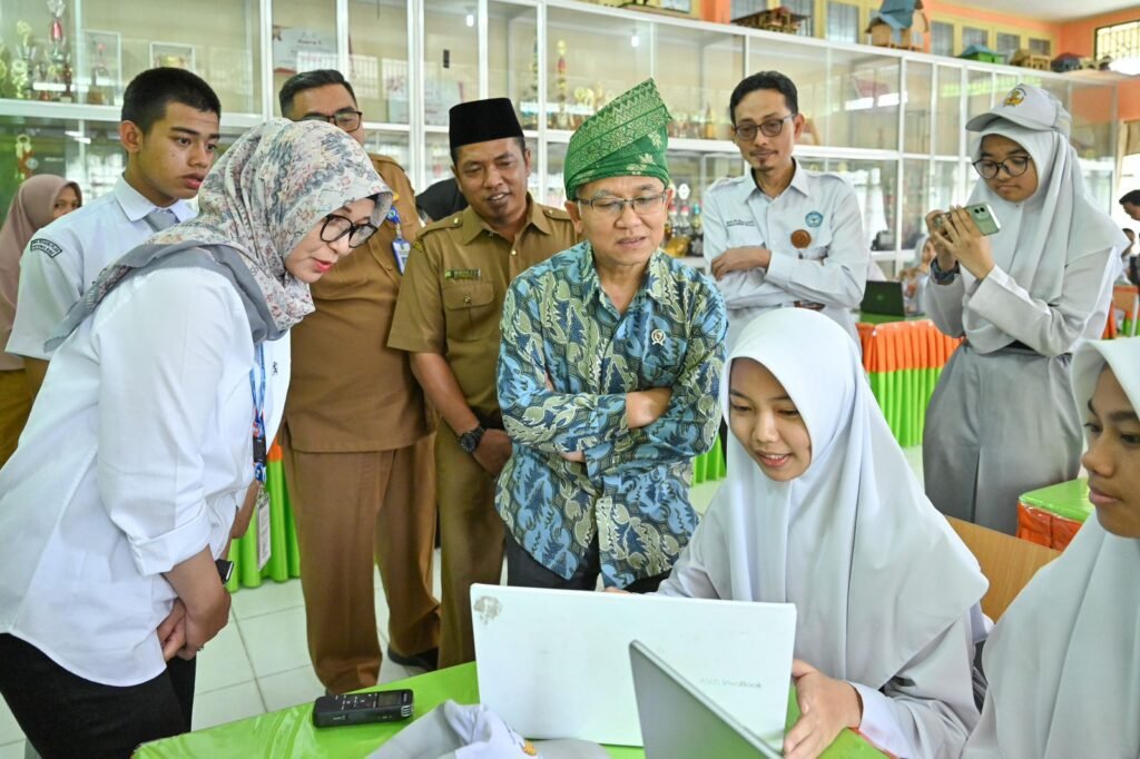 wamen-atip-tinjau-siswa-coding