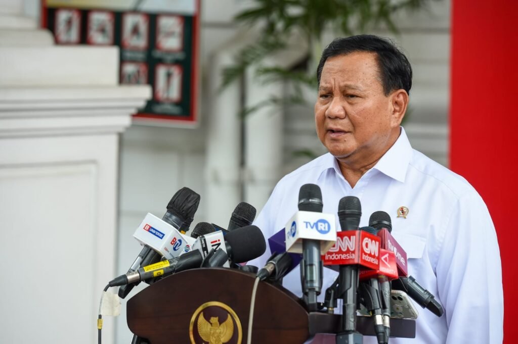prabowo-podium-kemeja-putih-setkab