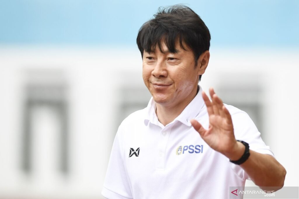 shin-tae-yong-lambaikan-tangan
