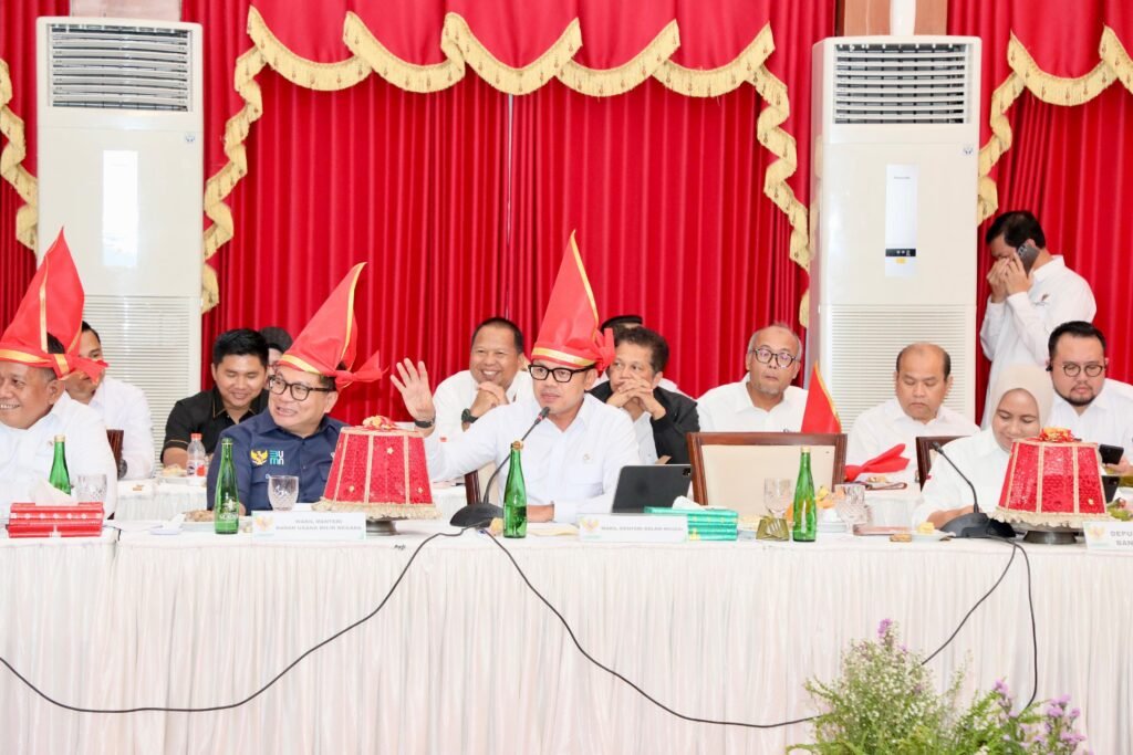 wamendagri-topi-tinggi-merah