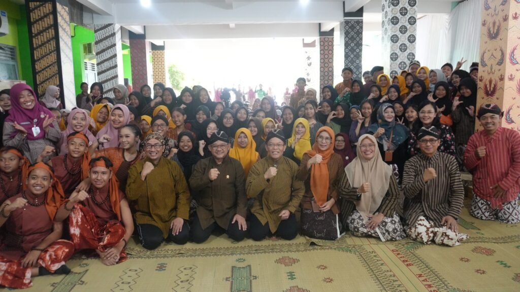 abdul-muti-blankon-lesehan