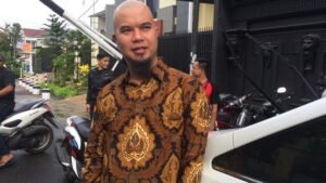ahmad-dhani-pilih-pakai-batik-dan-naik-motor-DhJn47IgxA