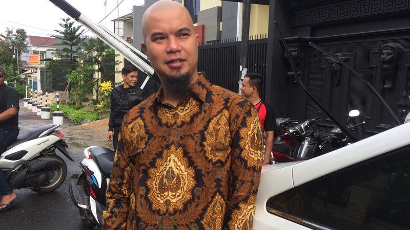 ahmad-dhani-pilih-pakai-batik-dan-naik-motor-DhJn47IgxA