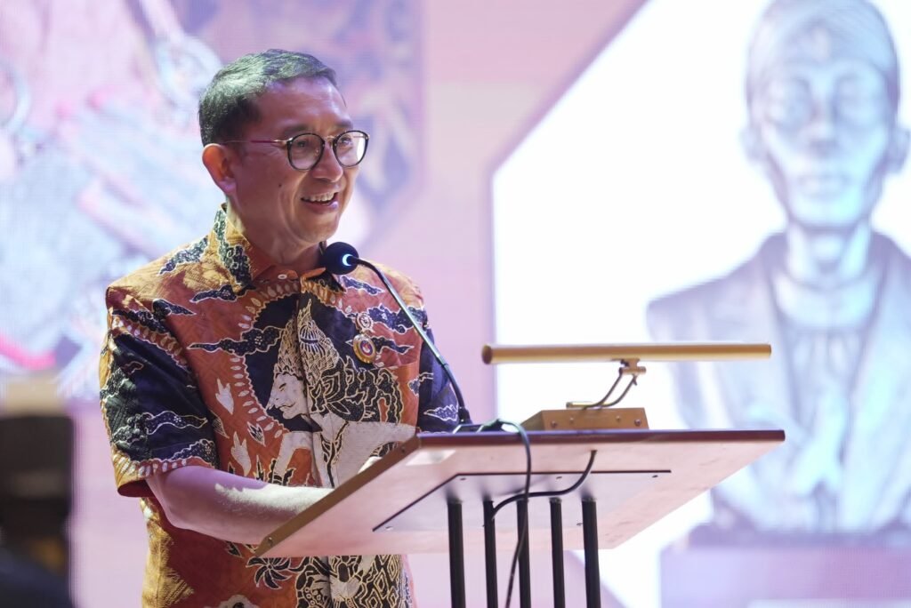menbud-fadli-di-podium