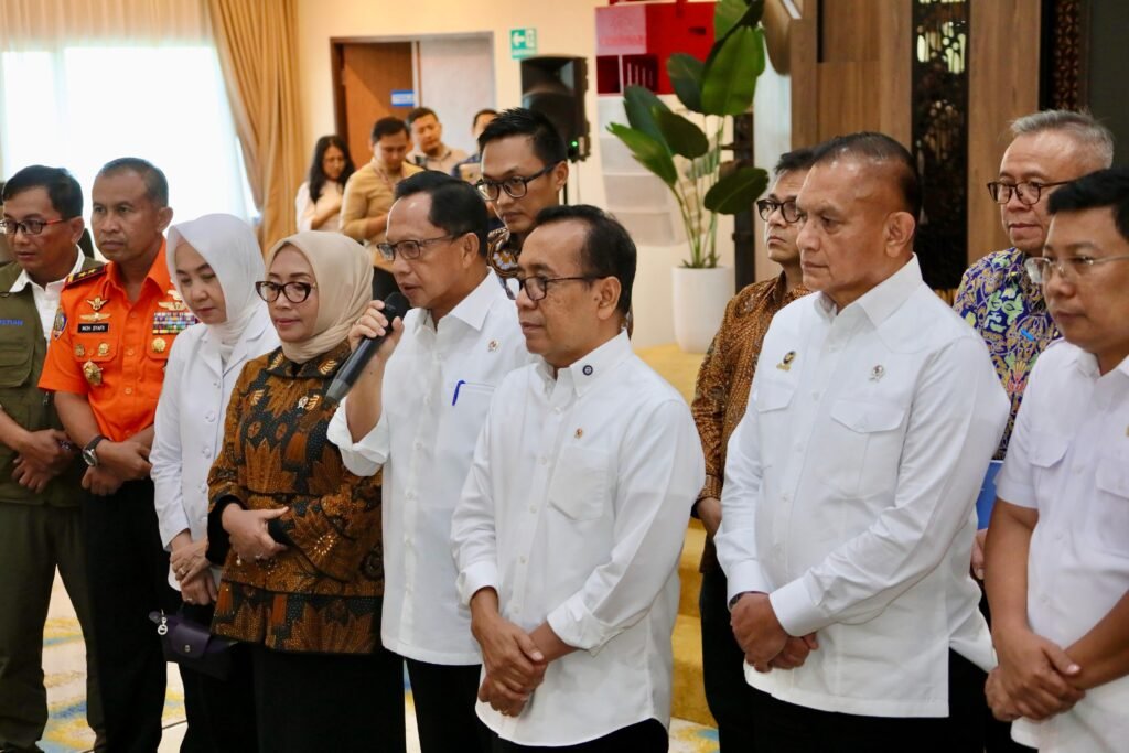 mendagri-berdiri-tengah-rame-rame
