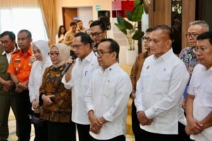 mendagri-berdiri-tengah-rame-rame