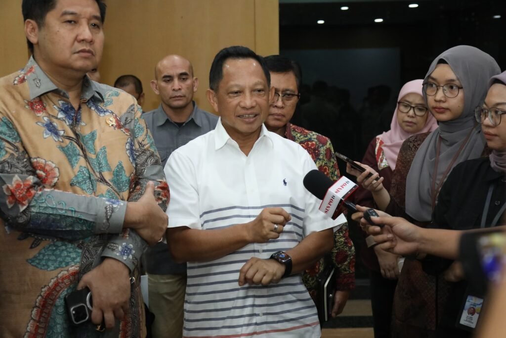 mendagri-wwcr-pake-kaos