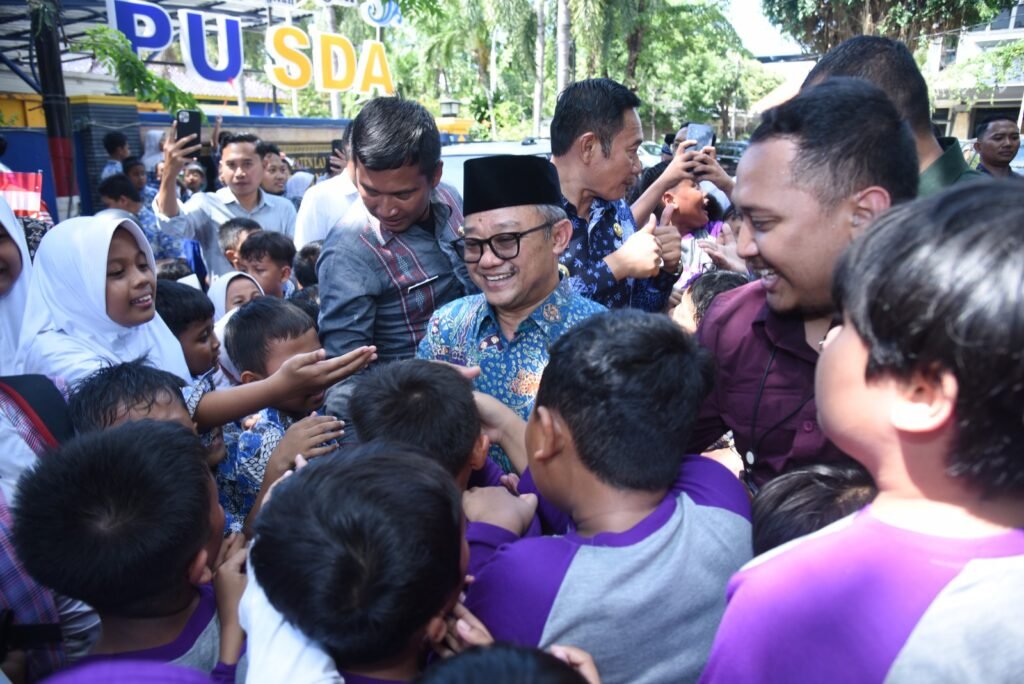 menteri-muti-dikelilingi-anak-anak