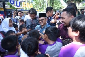 menteri-muti-dikelilingi-anak-anak