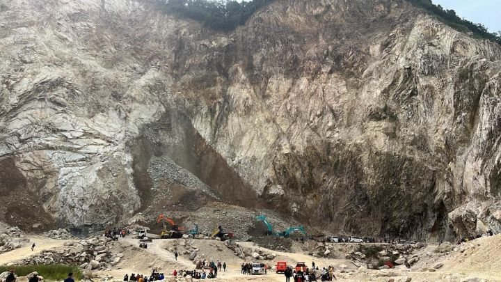 MTVN-Longsor-di-Gunung-Kuda-Cirebon